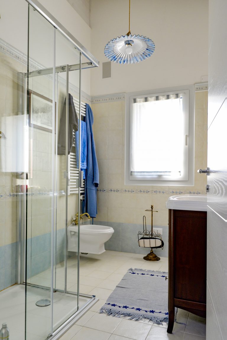 Bagno con doccia in vetro e sanitari.