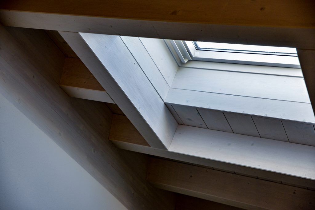 Lucernario inserito in una struttura interna in legno.
