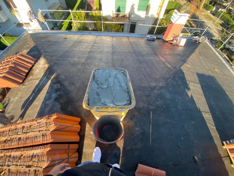 Strato impermeabile e materiali durante il rifacimento di una copertura.