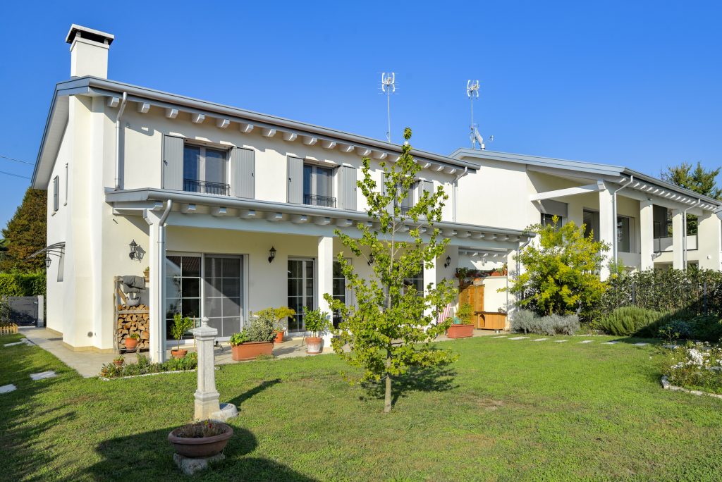 Casa indipendente a due piani con giardino e portico.