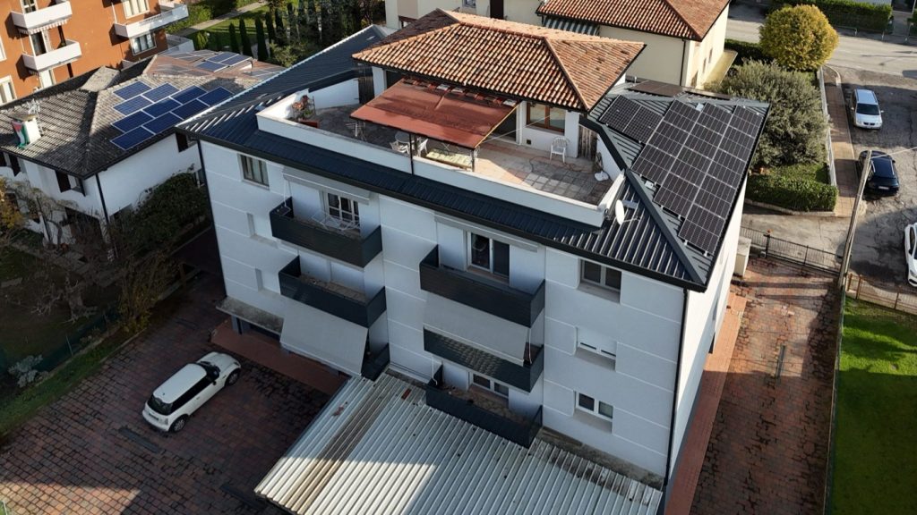 Immagine editoriale di un'abitazione con pannelli fotovoltaici