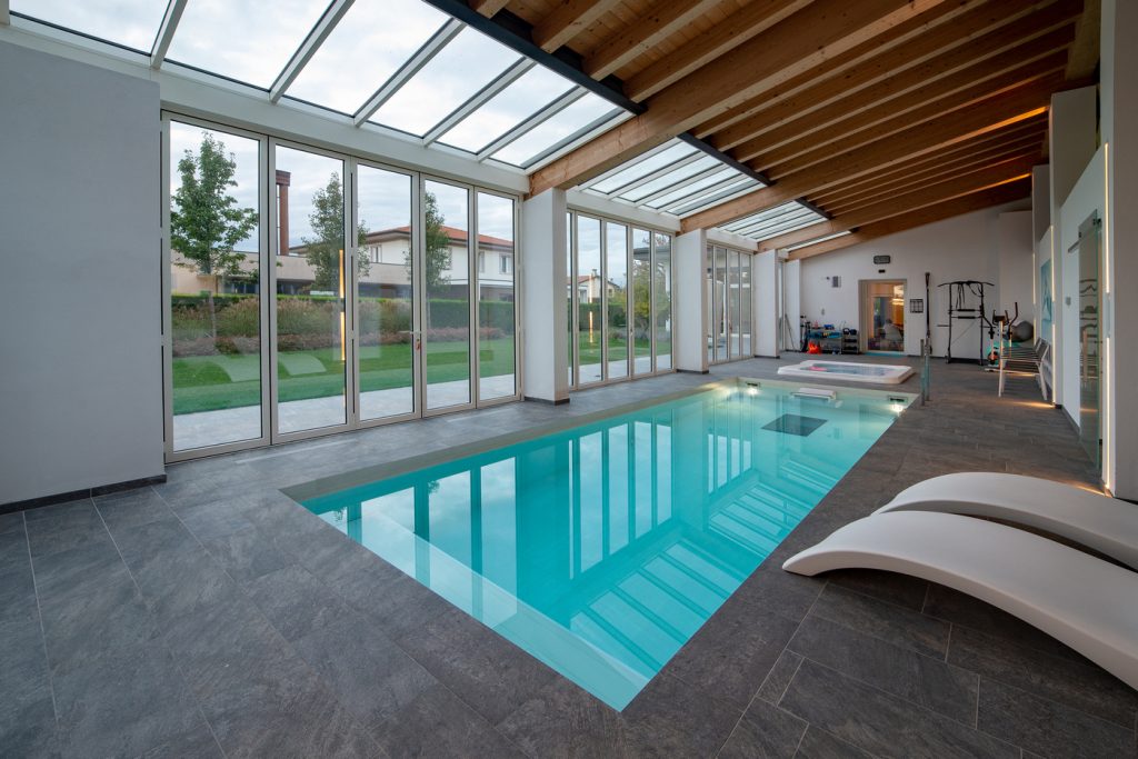 Piscina coperta con copertura vetrata e travi in legno lamellare — Fontaniva (PD)