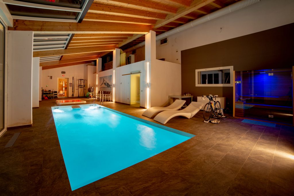 Piscina coperta illuminata in orario serale — Fontaniva (PD)