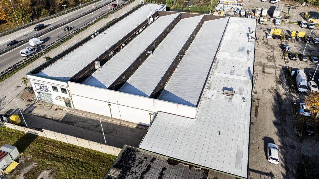 Copertura industriale riqualificata, vista aerea dell'intero capannone