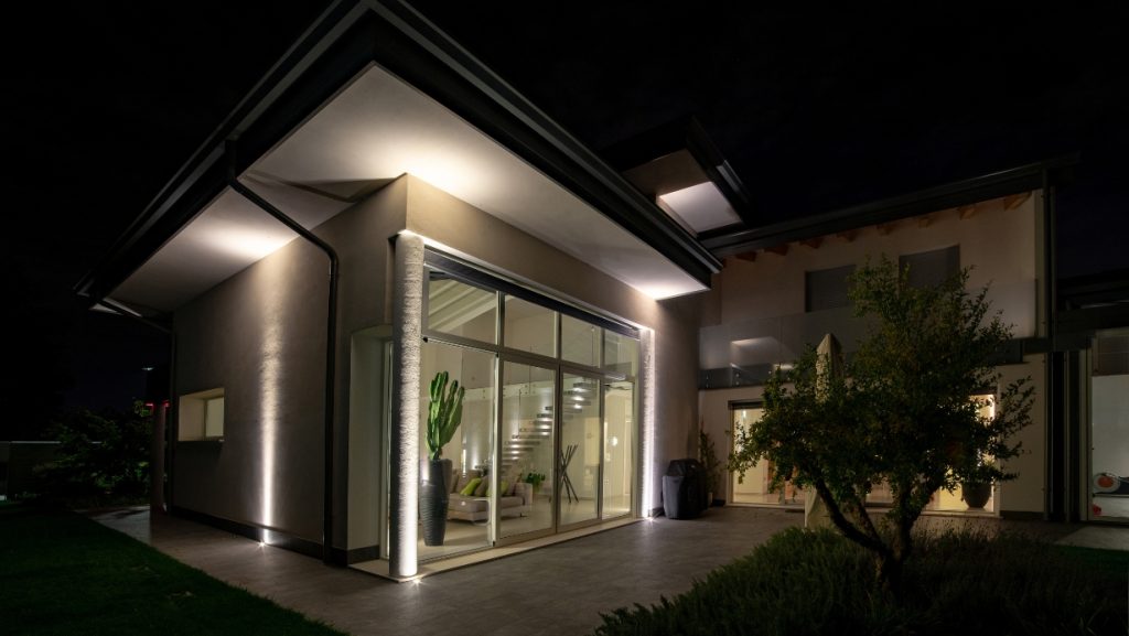 Villa con vetrate illuminate, vista notturna